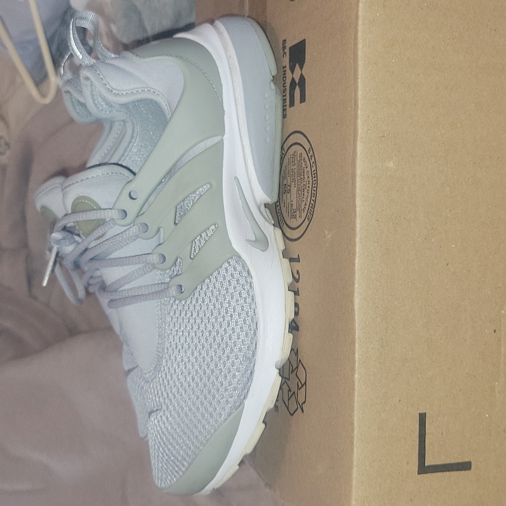 Gray/grey nike prestos sneakers